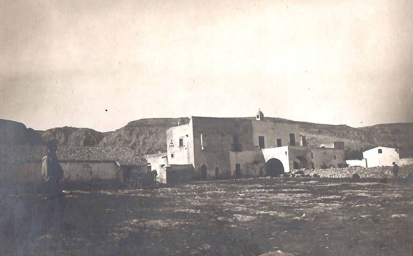 Una masseria nella pianura del Tavoliere, fotografia d'archivio